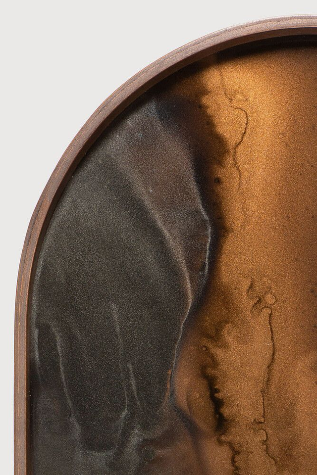 Detailaufnahme des bronzefarbenen Glastabletts Organic aus der Linear Flow Kollektion von Ethnicraft mit künstlerischem Tusche-Verlauf.