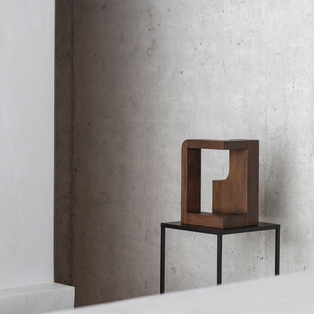 Abstrakte, geometrische Holzskulptur Blok von Ethnicraft, entworfen von der Künstlerin Helen Vergouwen.