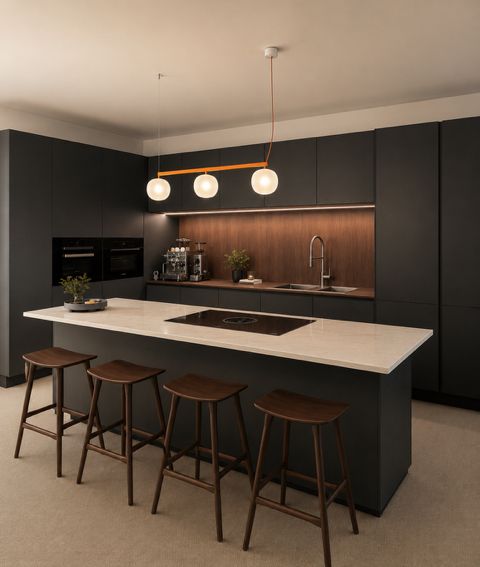 Schwarze Küche mit Nussbaumrückwand, heller Steininsel und Barhockern aus Nussbaum.