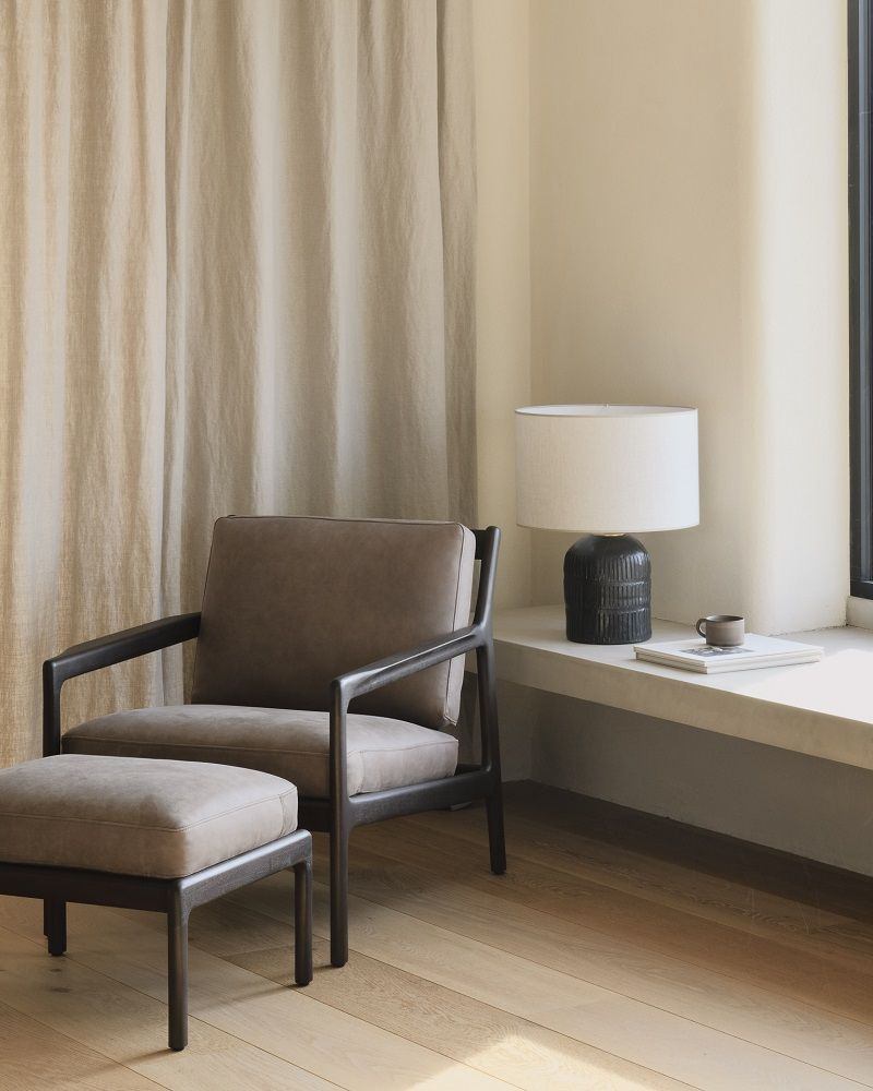 Gemütlicher Loungesessel Jack von Ethnicraft im skandinavischen Design mit passendem Fußhocker.