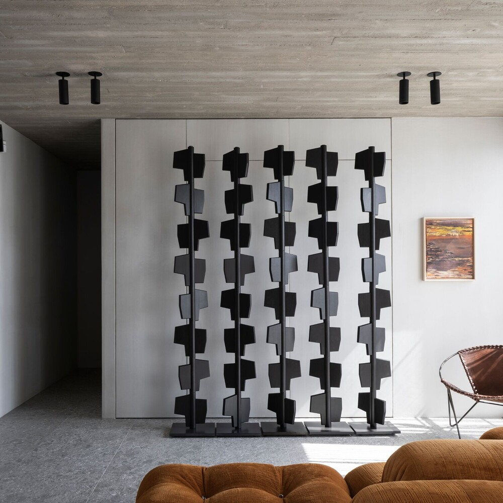 Skulpturaler Raumteiler Echo von Ethnicraft aus schwarzen Holzmodulen, arrangiert als fünf vertikale Totems.