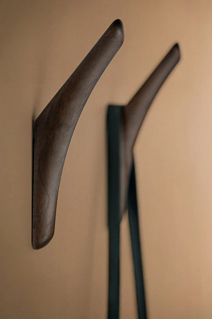 Set aus zwei organisch geformten Wandhaken PI aus dunklem Mahagoni von Ethnicraft.