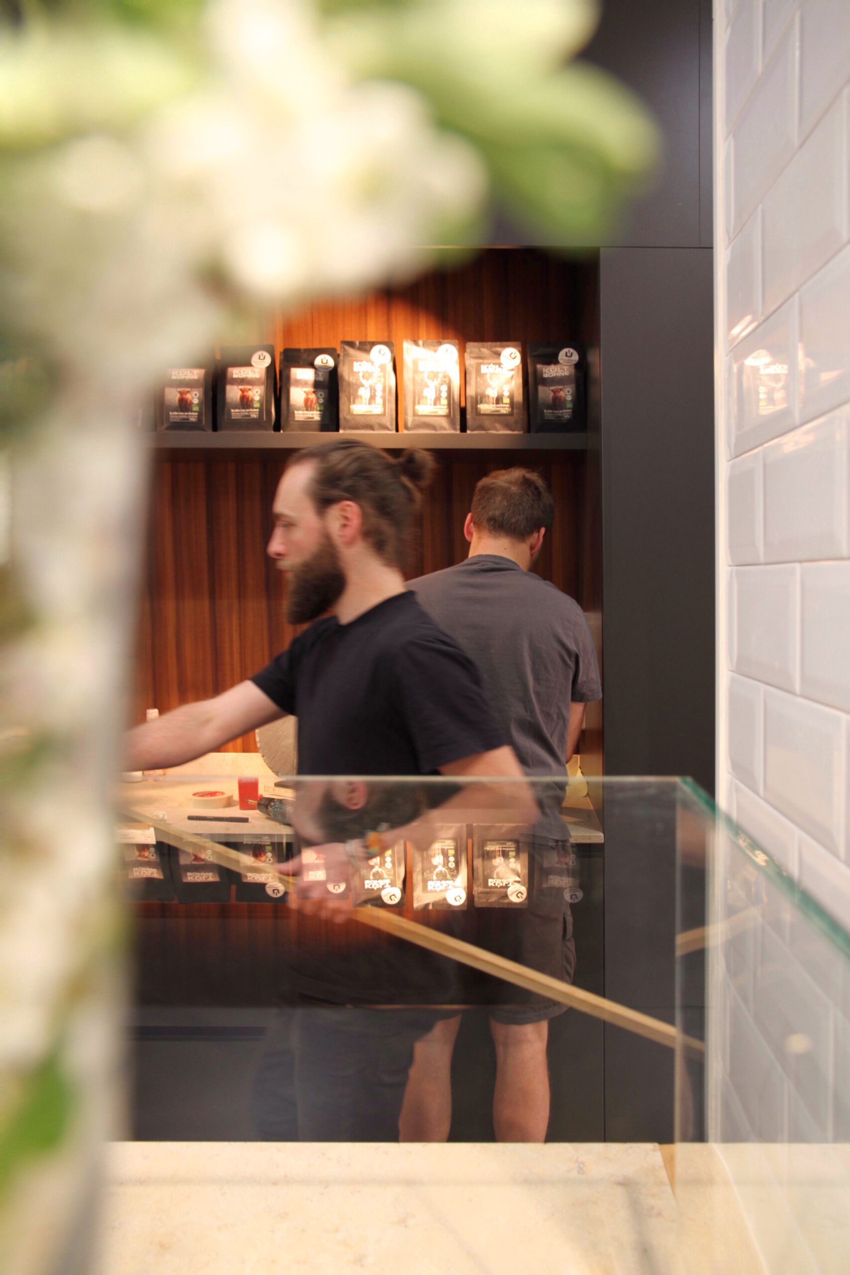 Zwei Mitarbeiter konzentriert bei der Arbeit in einem hochwertigen Interieur mit Holz und Fliesen - Symbolbild für das Nuance Living Konzept, das individuelle Schreiner-Qualität mit einfachem Service verbindet.